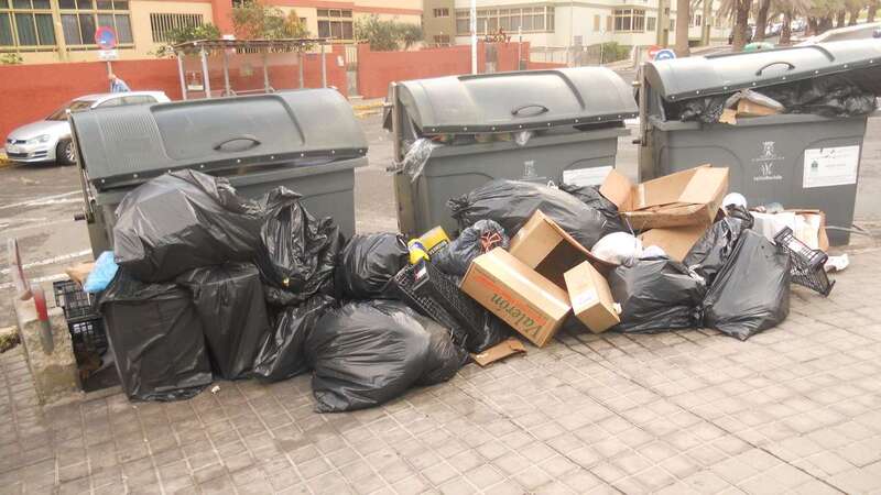 Cajas y bolsas de basura fuera de los recipientes en Melenara, cerca de la parada de guaguas (Foto TA)